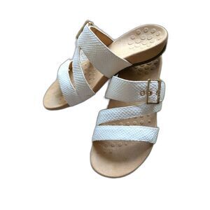 NIB Vionic White Snakeskin w/ Gold Buckle Hardware Sandals Sz 8